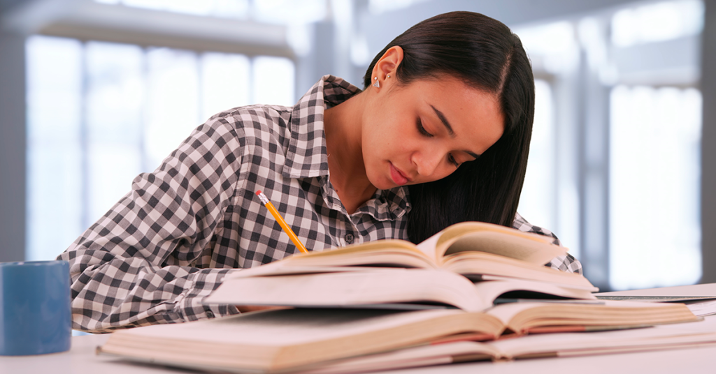 Joven Estudiando Ciencias Políticas Upc