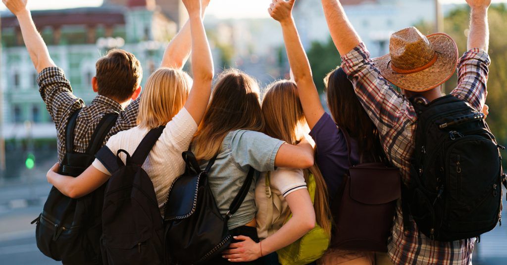 Jóvenes Abrazándose Estudiantes Ingeniería Civil Upc