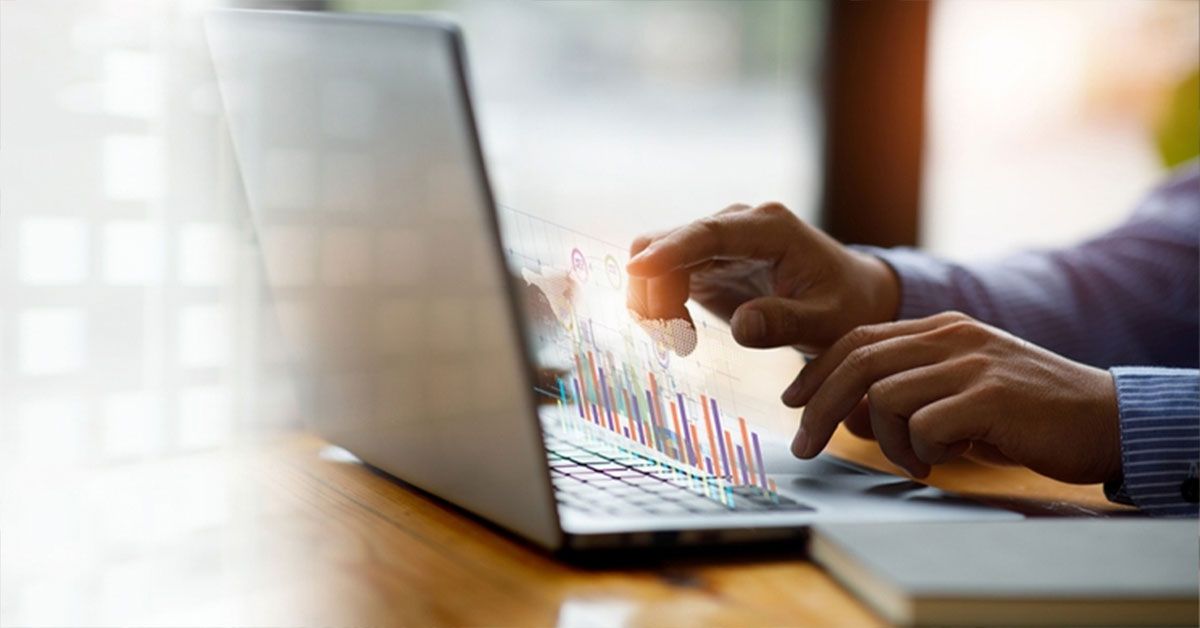 ¿Te has preguntado qué hace un economista? ¿Crees que es lo mismo que un administrador? Sigue leyendo para conocer las semejanzas y las diferencias entre las carreras especializadas de Economía, y la carrera de Administración. ¿Qué hace un economista? Un economista es un profesional que estudia la producción, distribución y consumo de bienes y servicios en una economía. Los economistas utilizan una variedad de softwares econométricos para el análisis y técnicas matemáticas para formular modelos económicos. Gracias al uso de estas herramientas los economistas podrán examinar cómo los individuos, las empresas y los gobiernos toman decisiones relacionadas con la asignación de recursos y la distribución de ingresos. Por ejemplo, en el Perú se busca la disminución del desempleo y la mejora de los servicios públicos. Una vía para lograrlo es que los economistas sean capaces de implementar propuestas innovadoras pensando en el bien común. Por eso, la visión global también es importante. En los últimos años y con una pandemia a cuestas, se han generado efectos económicos en todo el planeta que requieren de economistas especializados que analicen e interpreten los escenarios complejos, para encontrar soluciones económicas que realmente funcionen. Por eso la Facultad de Economía de UPC ofrece tres carreras especializadas en aprender gestionar organizaciones y personas para generar resultados de manera colectiva: Economía y Finanzas. Economía y Negocios Internacionales. Economía gerencial. https://www.shutterstock.com/es/image-photo/financial-business-men-analyze-graph-companys-2041316669 Nombre de archivo: diferencias-que-hace-un-economista-y-un-administrador.jpg Alt-text: Conoce todo sobre las diferencias entre qué hace un economista y un administrador. ¿Qué hace un Administrador? La administración es la disciplina encargada de dirigir y gestionar una organización para alcanzar sus metas. El profesional de administración es responsable de planificar, organizar, dirigir y controlar las actividades de una organización para lograr sus objetivos. Esto implica la gestión de recursos humanos, financieros, materiales, toma de decisiones estratégicas y la implementación de políticas y procedimientos para mejorar la eficiencia y la productividad. Actualmente en el mercado existen nuevas tendencias que están ganando mayor relevancia en el mundo de la administración, La administración basada en datos: Los profesionales de administración están utilizando cada vez más la inteligencia artificial y el análisis de datos para tomar decisiones acertadas y mejorar la eficiencia en las mismas. La administración enfocada en la sostenibilidad: Las empresas están buscando formas de reducir su impacto en el medio ambiente y mejorar su responsabilidad social corporativa, y los profesionales de administración están liderando estos esfuerzos mediante la implementación de prácticas de gestión sostenible y el desarrollo de políticas ambientales y sociales. La administración en la nube: Con el aumento de la conectividad y el almacenamiento en la nube, los profesionales de administración pueden acceder a información y herramientas en cualquier momento y desde cualquier lugar, lo que les permite trabajar de manera más eficiente y colaborar con colegas y clientes en todo el mundo. Las tendencias del mercado, los empleadores y las corporaciones necesitan administradores con visión digital, global y sostenible que sean capaces de construir y liderar estrategias para transformar mercados e industrias. El nuevo modelo educativo te permite explorar la nueva Administración, descubrir tus preferencias y personalizar tu carrera. ¿Cuál es la propuesta académica de Administración en la UPC? La carrera de Administración se basa en la flexibilidad y versatilidad para que tú decidas qué, cómo, y cuándo aprender. Así, podrás personalizar tu carrera y trazar tu camino para construir tu propio perfil profesional. El plan de estudio de la carrera consta de 4 áreas de especialización: Digital, Innovación, Gestión y Humanidades. Desde el primer año, podrás darle tu toque personal a tu carrera eligiendo hasta 3 de los más de 15 diplomas de especialidad divididos en las 4 áreas. Te convertirás en un profesional líder consciente, visionario, íntegro, innovador, resiliente con visión global y propósito para emprender o conducir empresas de manera responsable y solidaria para construir un mundo mejor. ¿Te imaginas liderando proyectos en importantes empresas? https://www.shutterstock.com/es/image-photo/colleagues-entering-data-graphs-into-computer-1382908478 Nombre de archivo:que-hace-un-administrador.jpg Alt-text: Conoce todo sobre qué hace un un administrador. Economista vs. Administrador Aclarado el punto sobre qué hace un economista, debemos explicar que un administrador es aquel profesional que se encarga de analizar la situación integral de una organización para tomar decisiones que permitan a las empresas lograr sus objetivos. De hecho, la nueva carrera de Administración en la UPC cuenta con cuatro áreas de especialización: digital, innovación, gestión y humanidades. Con estos perfiles serás un profesional líder con visión para conducir económicamente a las organizaciones de manera ética o, incluso, emprender tu propia empresa de manera responsable. Conoce más de la carrera de Administración aquí