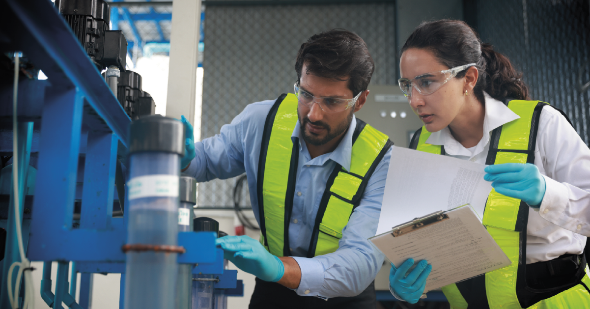 ingeniero industriales revisando informacion